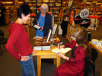 Andrea Jones signs copies of Hook & Jill at Borders in St. Charles, Illinois, on August 29, 2009.